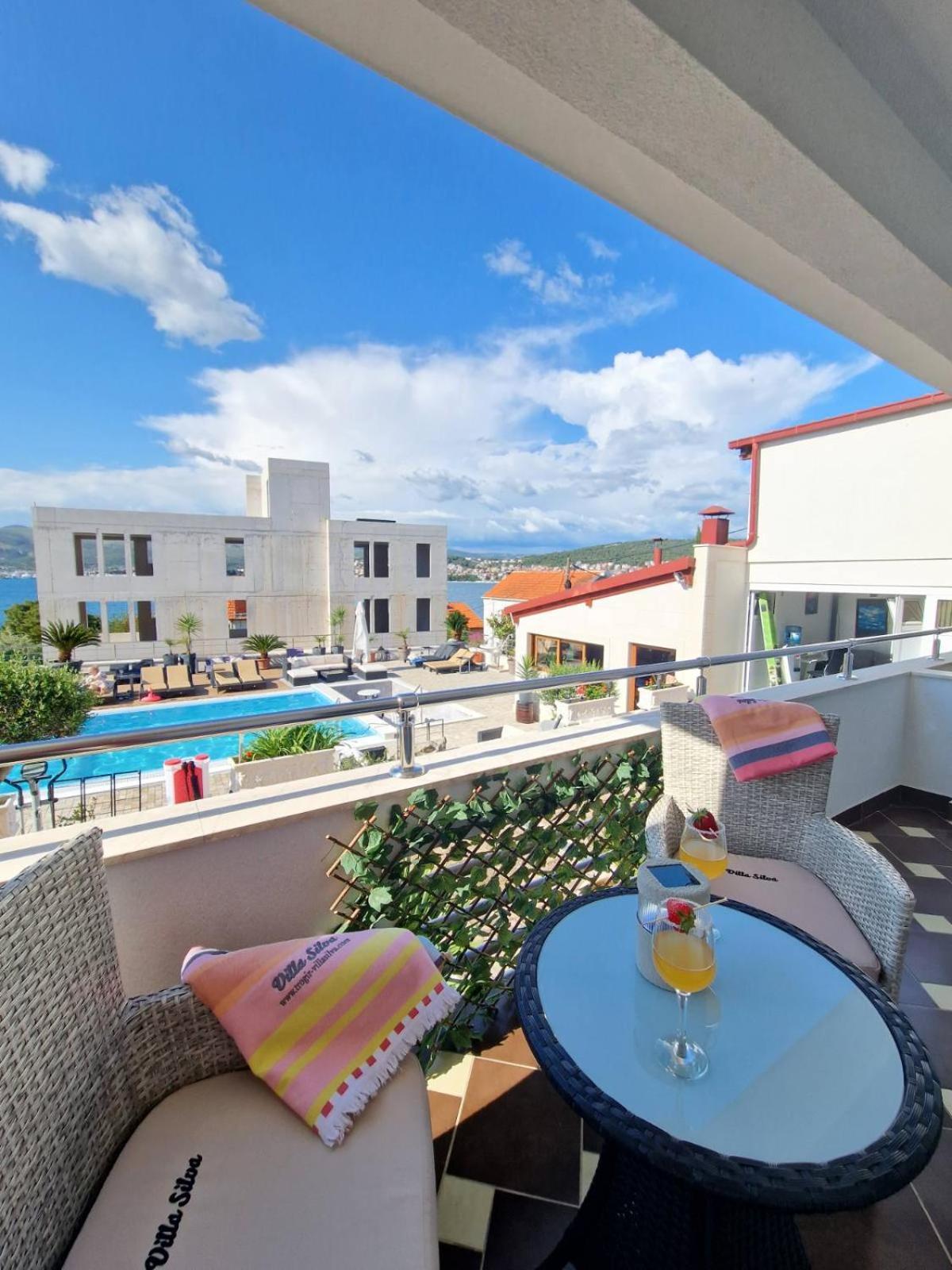 Apartments Silva With A View Of Sea Трогир Екстериор снимка