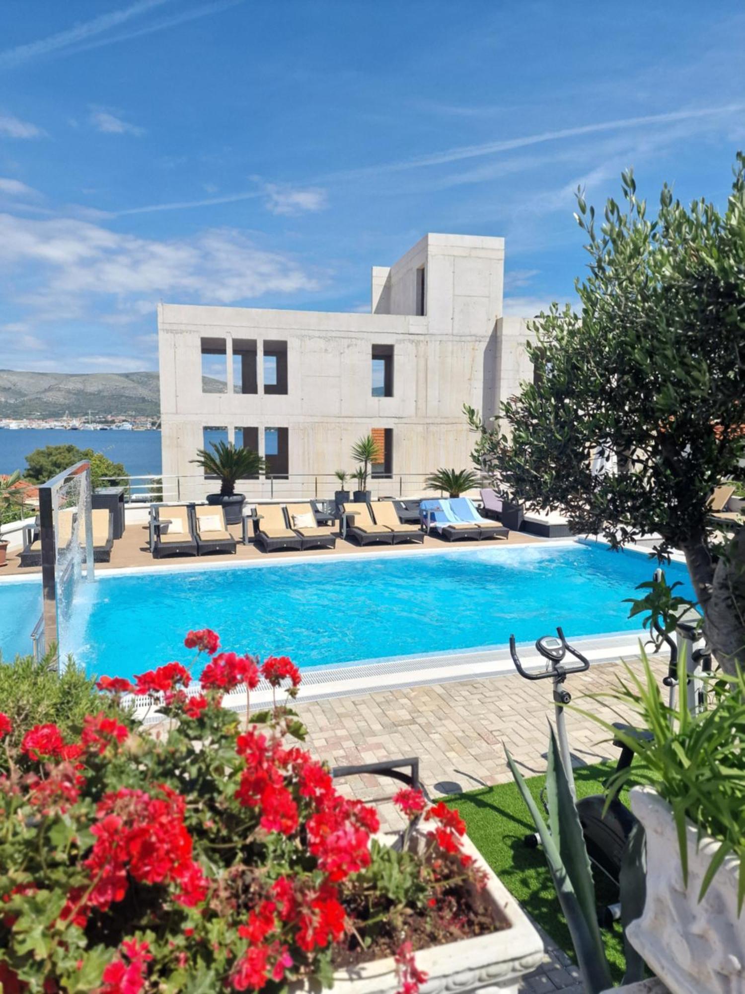 Apartments Silva With A View Of Sea Трогир Екстериор снимка